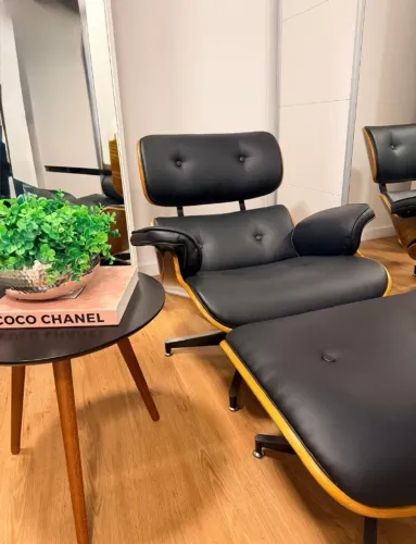 Poltrona Lounge estilo Charles Eames com Puff