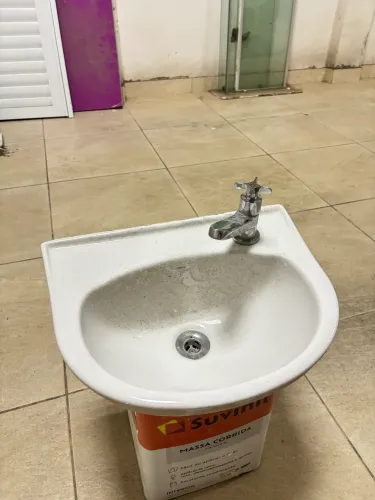 Lavatório Deca com torneira