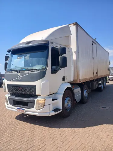 Caminhão bitruck Volvo VM 330 Baú