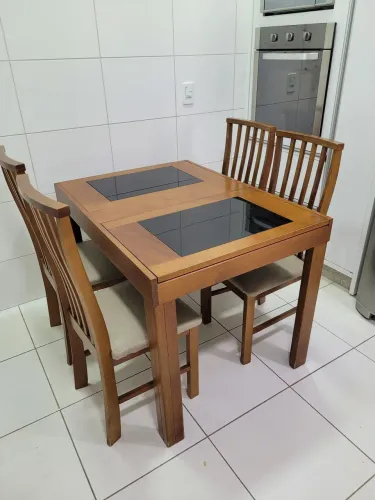 Mesa de madeira 1.10X80 X77cm com 4 cadeiras<br>
