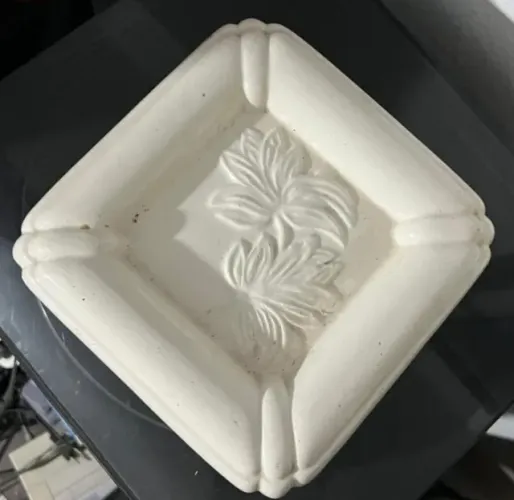 Cinzeiro antigo em cerâmica branca vitrificada, com design clássico e atemporal, produzido