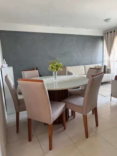 Mesa de Jantar em laca e madeira maciça - 06 Lugares