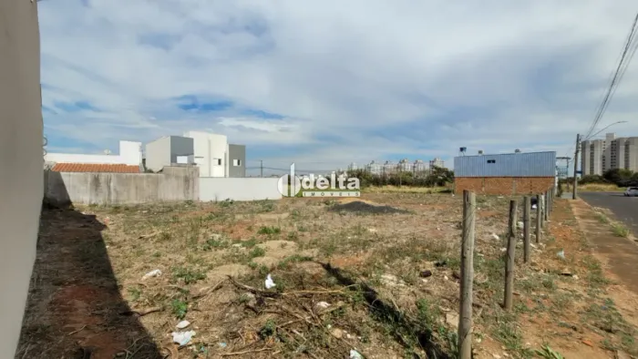 Terreno disponível para venda no bairro Laranjeiras em Uberlândia-MG