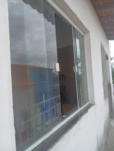 Janela de vidro com a pedra de mármore completa