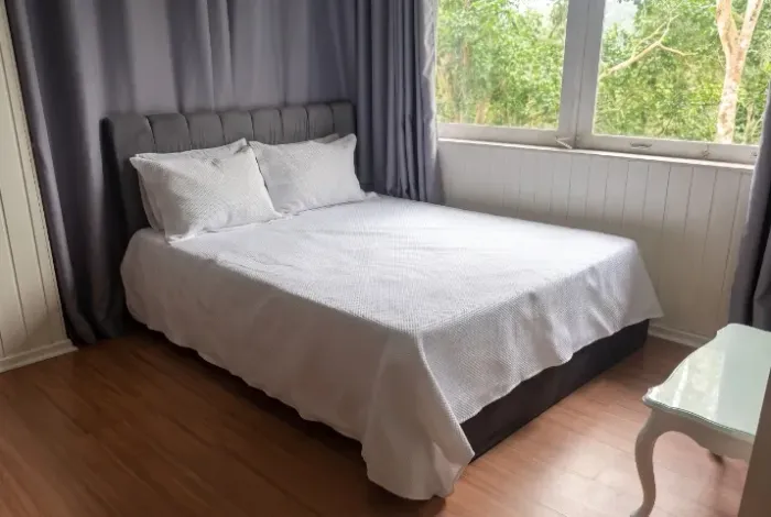 Cama Queen com colchão + cabeçeira + base emma