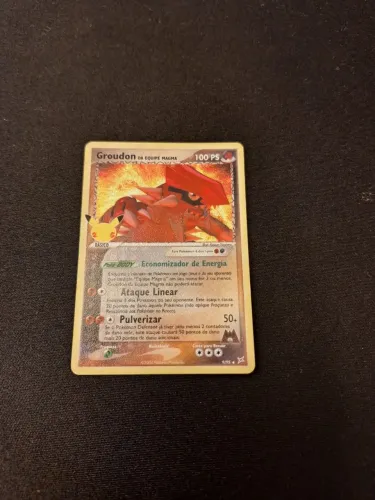 Carta de pokemon groundon da equipe magma celebrações 25 anos