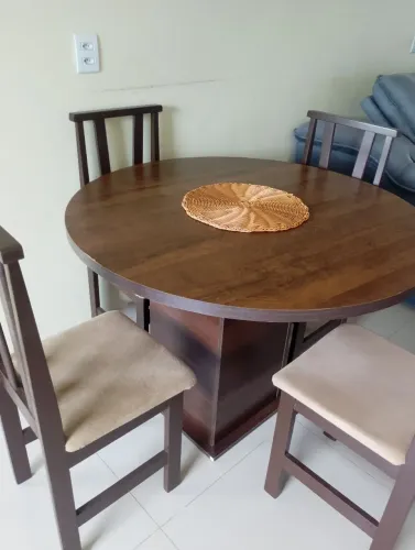 Vendo mesa com 4 cadeiras.
