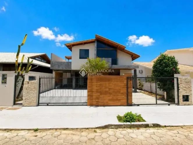 Auxiliadora Predial aluga Linda casa de 2 dormitorios, sendo uma suite no Campeche, Floria