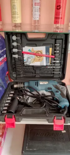 Furadeira com maleta e acessórios 127v 650w NOVA