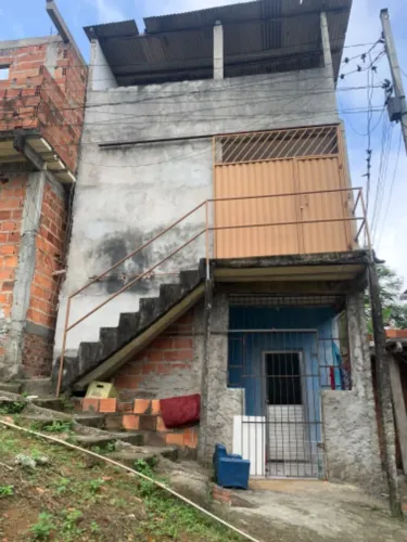 Vendo um prédio térreo, primeiro andar e cobertura