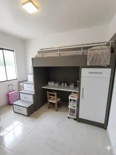 Cama Suspensa Multifuncional com Guarda-Roupa, Mesa e Escada de Gavetas