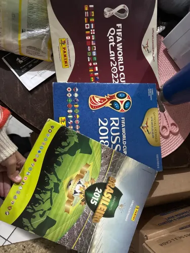 2 álbuns da copa (2018 e 2022) e 1 álbum do brasileirão (2015) incompletos