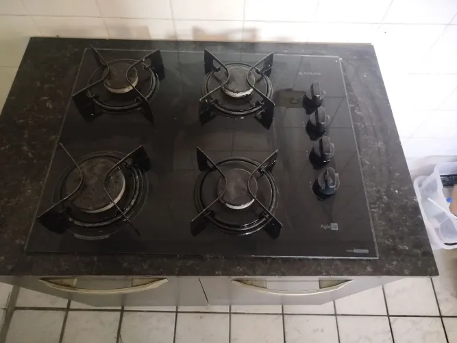 Cooktop semi-novo com mangueira de gás e base com armário panelas