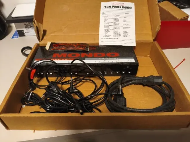 Fonte Voodoo Lab Mondo Pedal Power 110v na caixa completa
