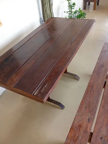 Mesa maciça medindo 1.20x0,70 dois bancos de madeira de pinos 1.47x0,43x0,50
