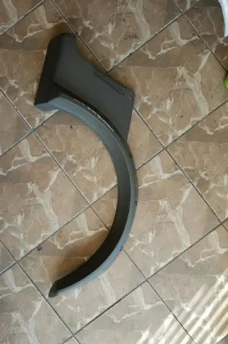 Moldura de roda traseira esquerda Suzuki Jimny
