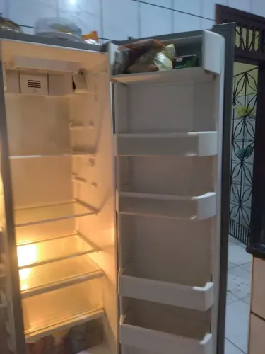 Vendo geladeira com problema com um dos lados,
