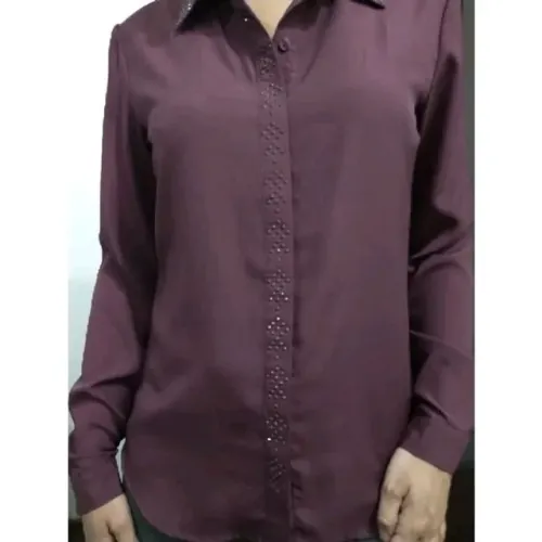 Camisa feminina clássica, na cor uva, com strass