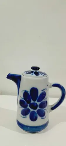 Bule de cerâmica azul e branco