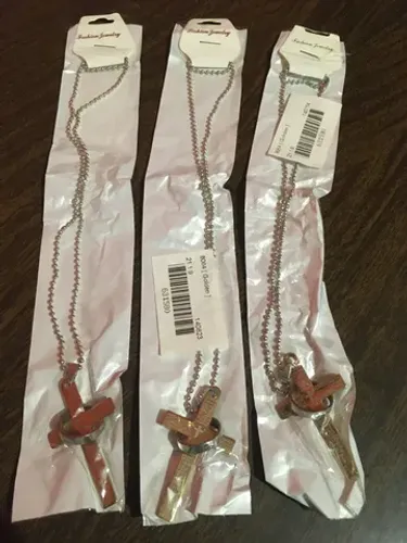 3 crucifixos com inscrição do Pai Nosso