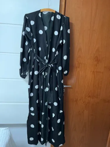 Saída longa de praia  de bolinhas preto e branco