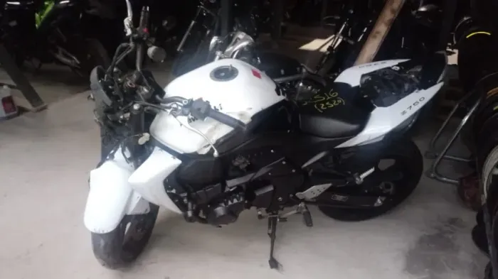 Sucata de moto para retirada de peças Kawasaki Z750 2010