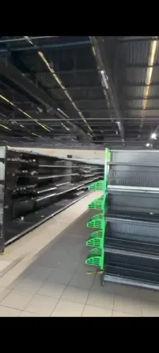 Gôndola reforçada. 600,00 de canto e 800,00 reais central. Medidas: 1,80m.x1,20m.x60cm.