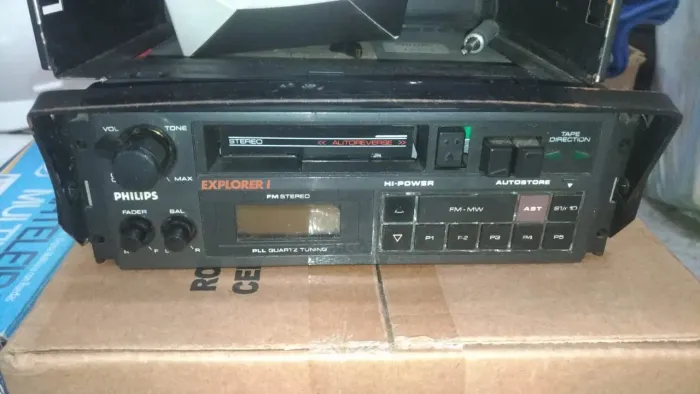 Toca-fitas e rádio automotivo, antiguidade, o rádio está funcionando. E outros.
