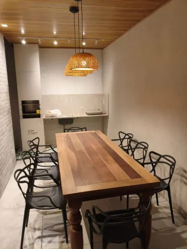 Mesa em madeira de lei rústica