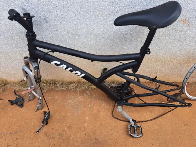 Quadro Caloi com amortecedor + pedais de alumínio