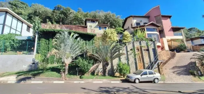 Casa à venda e para alugar no Condomínio Colinas do Ermitage em Sousas