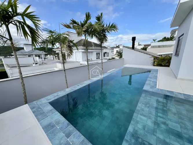 Casa moderna com piscina de borda infinita à venda na Pedra Branca, Palhoça SC