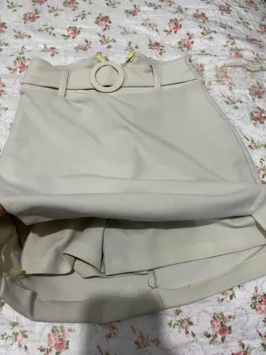 Short saia bege com cinto 