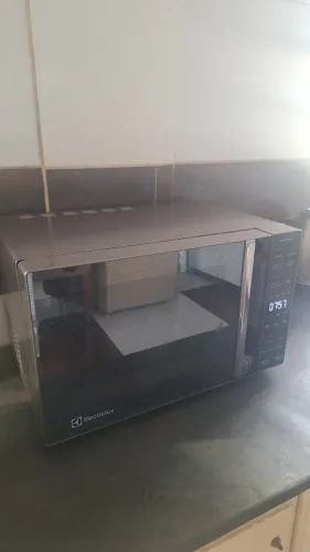 Micro-ondas Electrolux 23L Inox ME23S - Efficient, Descongelamento Assistido