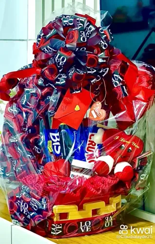 CESTA LINDA DE CHOCOLATES EMBALAFA PRONTA PARA PRESENTEAR  DISPONÍVEIS P/ ENTREGA 