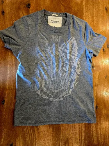 Camiseta Abercrombie & Fitch com estampa de lobo - Tamanho M