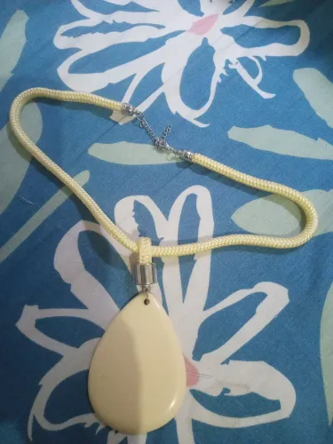 Colar Cordão Amarelo com Pingente Bege