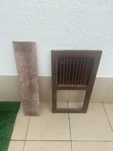 janela de madeira com grade de ventilação