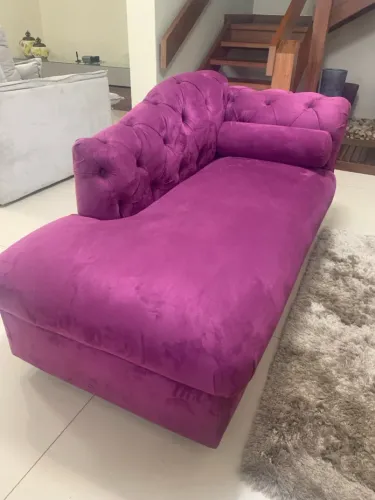 Divã Elegante em Veludo Roxo