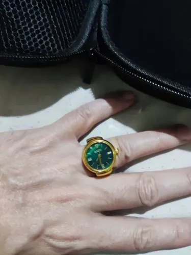 Relógio de dedo com mostrador verde