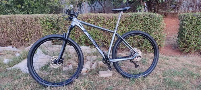 Bicicleta MTB TSW Yukon Cinza 12V Shimano Deore RockShox Tam 19