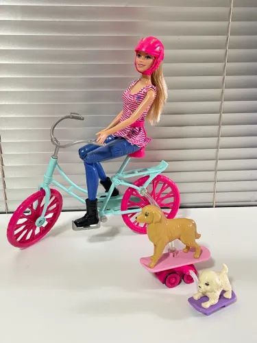 Barbie ciclista com seus cachorros 