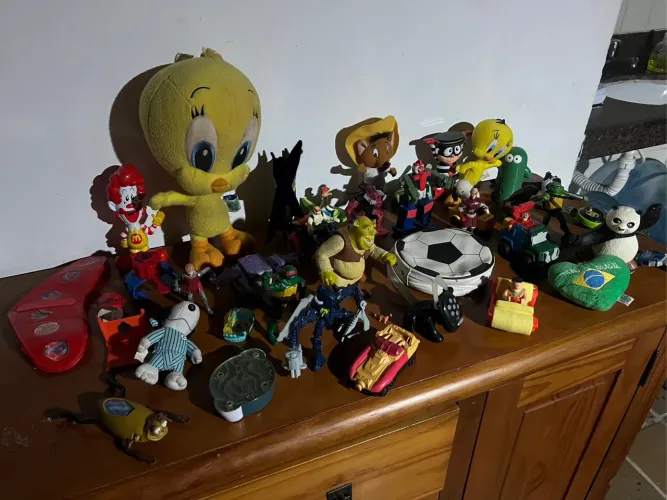 Lote Brinquedos Pelúcias Bonecos Relógios DVDs Infantil