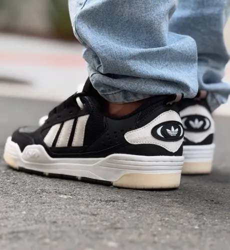Tênis Adidas preto eto e Branco