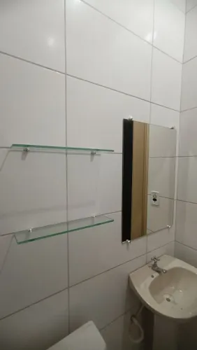 Espelho de Banheiro com Prateleiras de Vidro