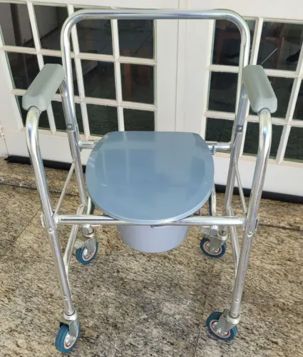 Cadeira de Banho com Rodas. Material alumínio.