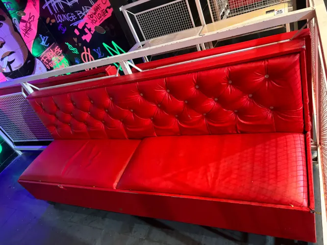 Sofá vermelho de 4 lugares 