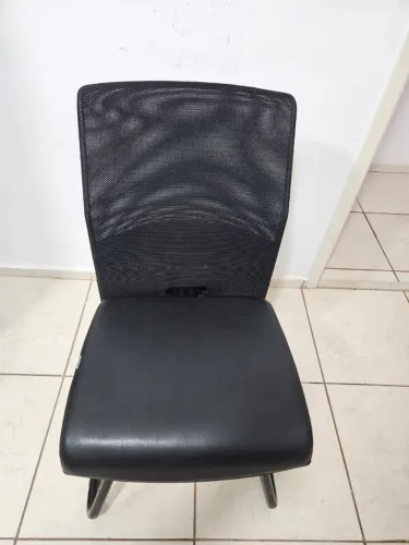 Cadeira Fixa com Encosto em Tela