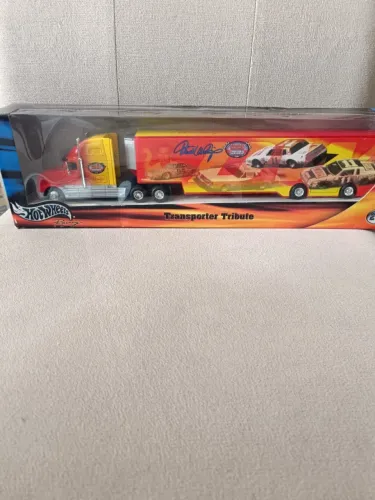 Hot Wheels Transporter Tribute Darrell Waltrip