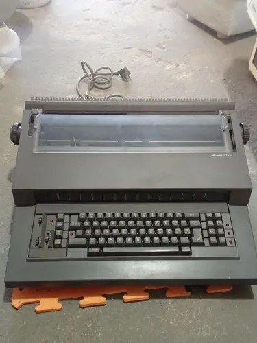 Máquina de escrever olivetti pra colecionador.